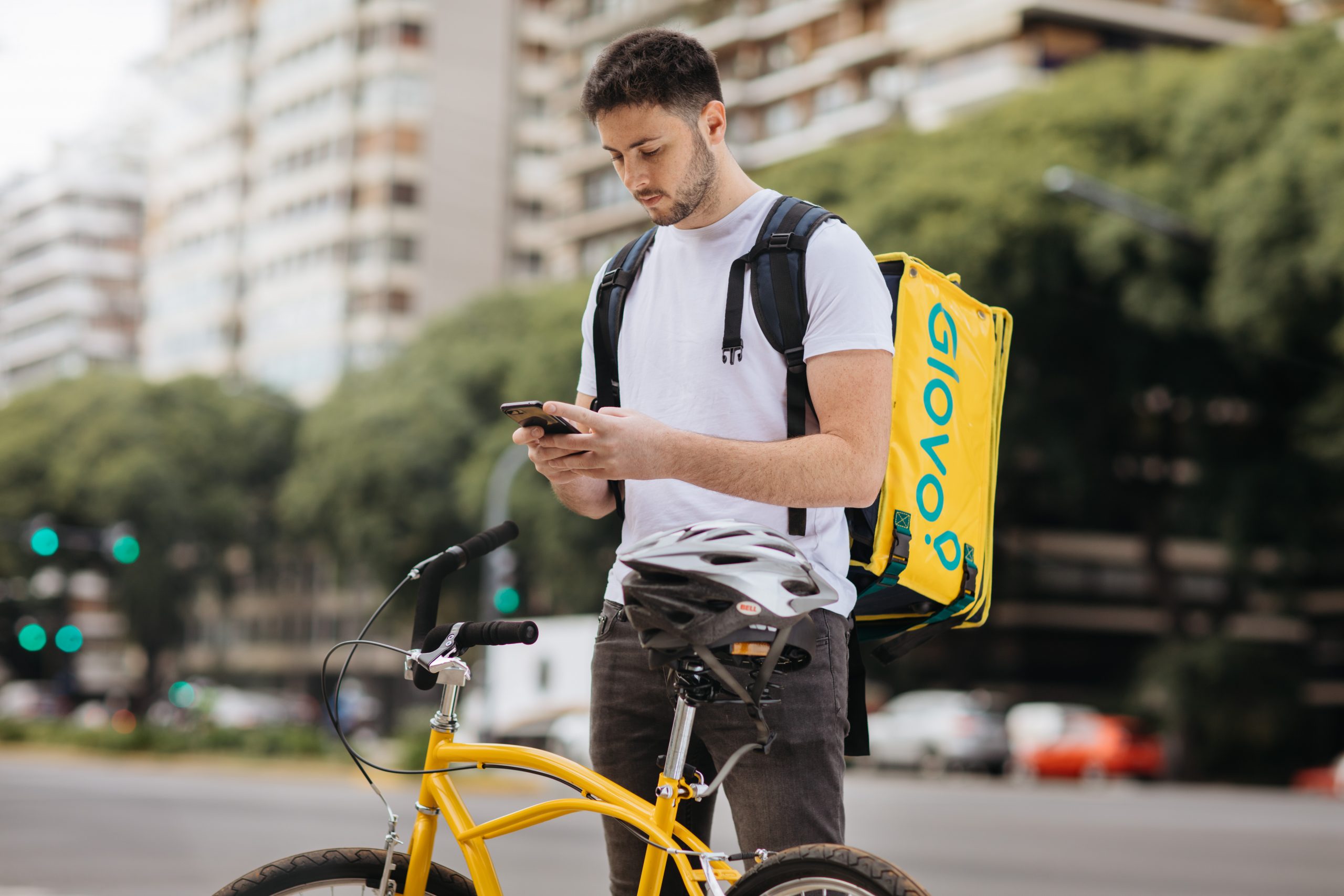 Глова. Glovo delivery. Glovo Бишкек. Доставщик еды. Рюкзак курьера.